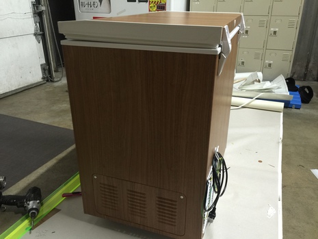 冷凍ストッカー木目シート貼り工事