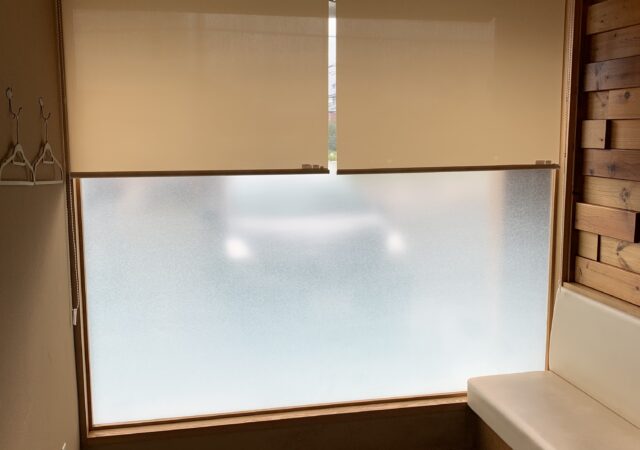 ガラスフィルムロールスクリーン工事