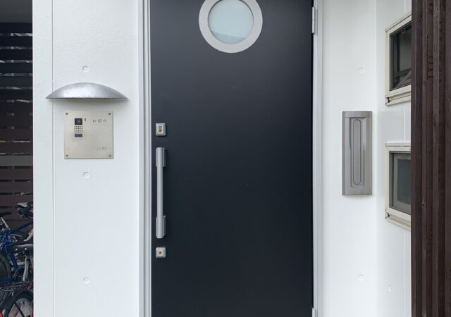 玄関扉ダイノックシート貼り