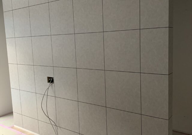 M様邸新築工事壁面アクセントフロアタイル貼り