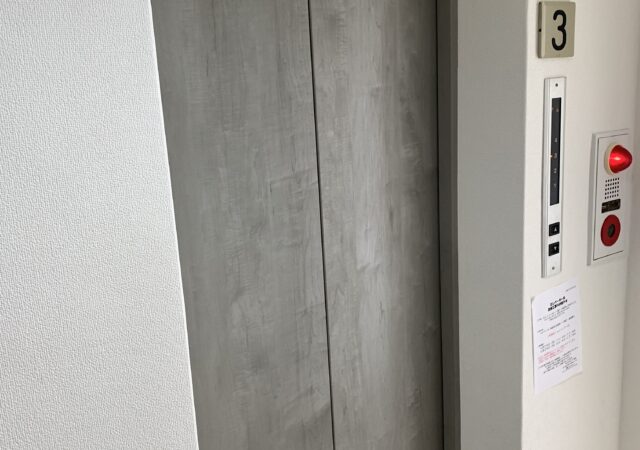エレベーター扉ダイノックシート貼り