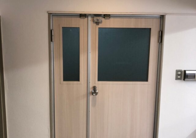 玄関アルミ扉ダイノックシート貼り