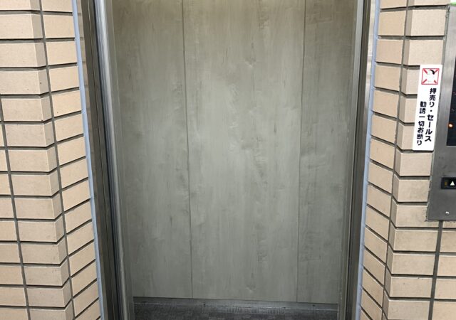 エレベーターかご内ダイノックシート貼り