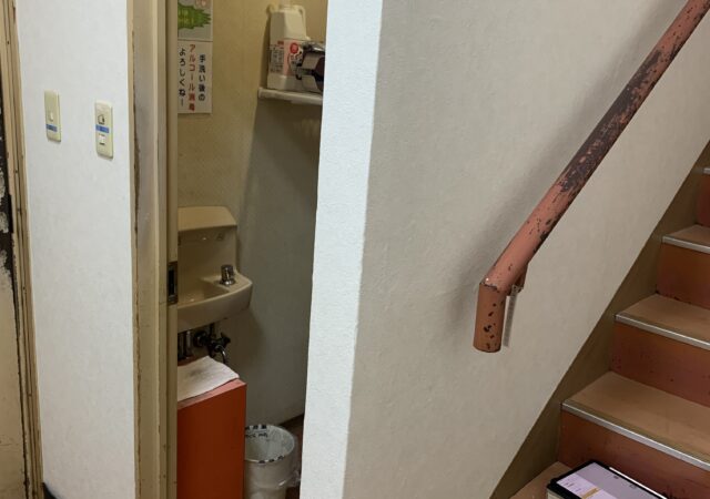 階段室下地ボード穴補修クロス貼替工事